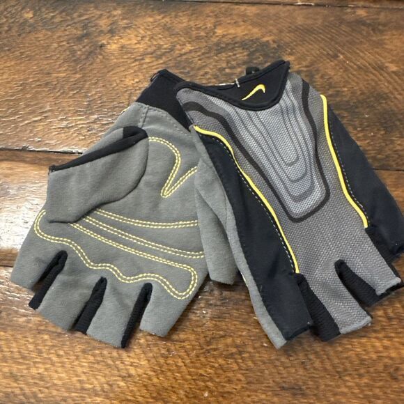 Nike Youth FITDRY Half Fingers Grey Color Size‎ XL. - Picture 1 of 7